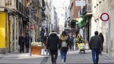 La remozada calle San Miguel ya ha mostrado su nueva cara. Este martes por la mañana el alcalde de Zaragoza Jorge Azcón ha presentado rel resultado de unas obras que se han prolongado durante casi un año. Un tiempo que ha resultado duro para comerciantes y vecinos.