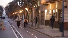 El nuevo carril bici de la calle Alcoraz de Huesca ha obligado a desmontar la terraza de un restaurante.