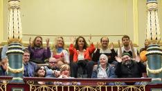 La presidenta de la Federación de la Plataforma Trans, Mar Cambrollé (2i) y en la fila de en medio, la presidenta de la Federación Estatal de Lesbianas, Gais, Trans y Bisexuales (FELGTBI+), Uge Sangil (c), durante una sesión plenaria en el Congreso de los Diputados, a 16 de febrero de 2023, en Madrid (España).