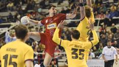 El central Miguel Malo intenta un lanzamiento en el partido con el Barcelona.