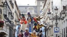 El Conde Salchichón acompañado de la comparsa de carnaval por la calle Alfonso de Zaragoza