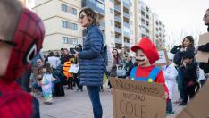 Carnaval reivindicativo de los alumnos y padres del colegio Ana María Navales, en el barrio Arcosur de Zaragoza