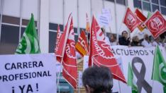 Concentración de los sindicatos sanitarios a las puertas del Miguel Servet en febrero de 2023