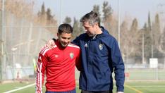 Luis Carbonell y Víctor Bravo, este jueves, conversando tras el entrenamiento del Teruel en el Parque Deportivo Ebro.
