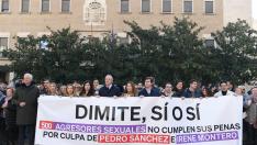 El alcalde de Zaragoza, Jorge Azcón, en la protesta convocada hoy por Nuevas Generaciones del PP, para exigir la reforma de la ley del sí es sí.