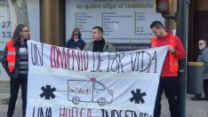 Trabajadores en huelga en el transporte sanitario protestan en el Clínico durante la visita de Pedro Sánchez a Zaragoza.