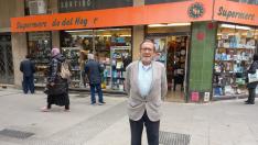 Antonio Corvinos, propietario del 'Supermercado del hogar' a las puertas de su establecimiento en la calle de San Miguel 45 de Zaragoza.