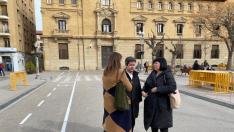 El alcalde, Luis Felipe, con las concejalas María Rodrigo y Ana Loriente, junto al carril bici recién pintado en la plaza Navarra.