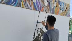 El artista de Híjar Álex Mirasol pinta en una de las paredes del colegio andorrano.