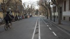 Un ciclista circulando junto al nuevo carril bici de la calle del Parque de Huesca.