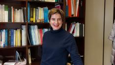 Isabel Sanz, paciente de cáncer de pulmón, en su despacho de la Universidad de Zaragoza.