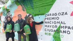Natalia Chueca y representantes de Ecovidrio, ante el mural en el Parque Grande de Zaragoza.