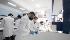 Alumnos en el laboratorio del Centro de FP Corona de Aragón.