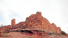 Las murallas y el torreón del castillo de los Ares, en peligro de derrumbamiento.