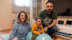 Nerea Bravo, acompañada por sus padres, Natalia García y José Antonio Bravo, en el salón de su casa.