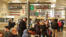 Personas esperando en la estación Delicias de Zaragoza abrigadas.