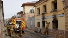 Los equipos de extinción durante los trabajos en el incendio en Cabañas de Ebro.