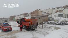 Bomberos de la DPZ trabajando en las carreteras nevadas este lunes.