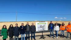 El director general de Carreteras y su departamento con los alcaldes y presidente de la Comarca y representantes de la empresa en Peralta de Alcofea.