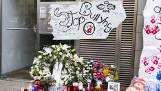 Velas, flores y pancartas en el domicilio del menor de 12 años que el pasado martes se suicidó saltando por el balcón de su casa en Sallent (Barcelona)