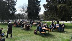 Zaragozanos celebrando la Cincomarzada en el parque Tio Joge de Zaragoza