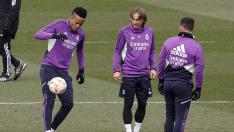 Militao intenta controlar el balón en el entrenamiento de este miércoles.