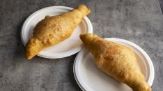 Panzerotti de tomate y mozzarella y de salami picante.