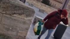 una persona se enfrenta al cierzo en el puente de piedra de Zaragoza