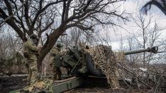 Militares ucranianos se preparan para disparar desde un obús en un frente cercano a la ciudad de Bajmut.