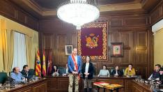Alfonso Palmero, tras recibir la banda de concejal, con la alcaldesa, Emma Buj, en el pleno.