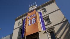 Camiseta gigante de Pau Gasol de 'Los Angeles Lakers' en la fachada del Ayuntamiento de Sant Boi de Llobregat.