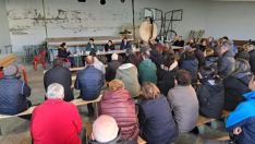 Imagen de la asamblea vecinal celebrada el sábado pasado en Cosa