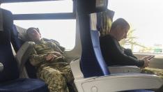 Soldados ucranianos marchan al frente en tren