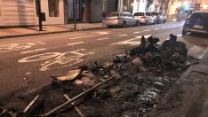 Contenedores quemados esta madrugada en San Ignacio de Loyola.