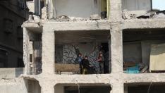 Amina Raslan y sus hijos, en su vivienda destrozada por el terremoto y la guerra en Alepo.