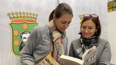 Blanca Galindo y Ana Escartín con la prorgramación cultural y el libro que se presenta este viernes sobre el premio literario de novela 'Ciudad de Barbastro'.