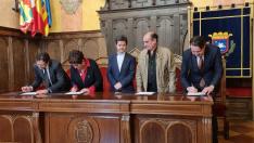 Firma de las adhesiones al proyecto del Ayuntamiento oscense 'Huesca por el cine'.
