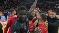 Maodo Nguirane, en primer término, sonríe tras derrotar el pasado sábado al Barça.