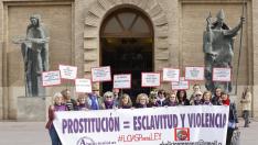 Miembros de la plataforma Abolicionistas Aragón, ante el Ayuntamiento de Zaragoza, donde han entregado firmas contra la prostitución.