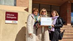 Representantes de la Asociación Contra el Cáncer en Alcañiz, con las firmas presentadas en la DGA.