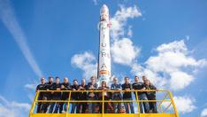 El Miura 1, junto al equipo de PLD Space, en su base de lanzamiento en Huelva.