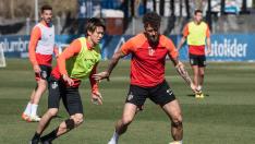 David Timor controla la pelota con Kento Hashimoto al acecho.