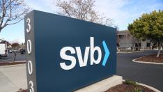 Logo de SVB en la sede de Silicon Valley Bank en santa Clara, California.