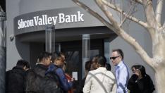 Clientes del Silicon Valley Bank (SVB) en la puerta de la sede del banco en Santa Clara (California).