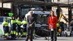 La concejal de Servicios Públicos, Natalia Chueca, y el director general de FCC Medio Ambiente, Jordi Payet, este martes en la plaza del Pilar.