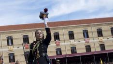 Las mujeres son el 12,8% de los militares en el Ejército. Una nueva teniente en el acto de la Academia General Militar en la entrega de despachos del año 2017.