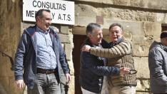 Vecinos y colegas arropan en su última consulta al facultativo, que se jubila con 70 años. Es uno de los 600 médicos que acabarán su vida laboral en el próximo lustro en Aragón.