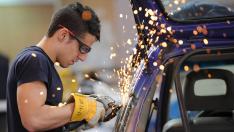 Formación y empleo, joven trabajando