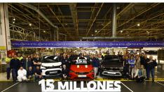 Trabajadores de Stellantis Zaragoza, incluido el director de la planta, José Luis Alonso, con el coche 15 millones.