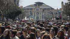 Decenas de personas durante la mascletà en Valencia este viernes.